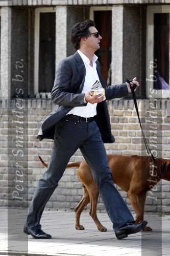 Amsterdam 22 april 2009
Edwin de Roy van Zuidewijn met zijn hond aan het wandelen en op terras bij Wildschut.
Peter Smulders bv