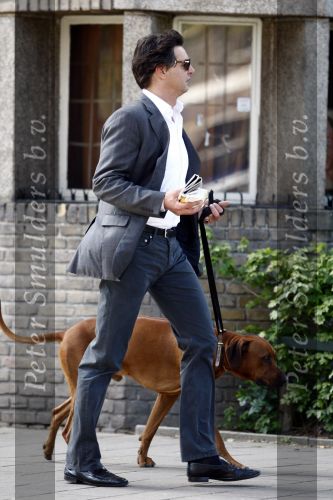 Amsterdam 22 april 2009
Edwin de Roy van Zuidewijn met zijn hond aan het wandelen en op terras bij Wildschut.
Peter Smulders bv