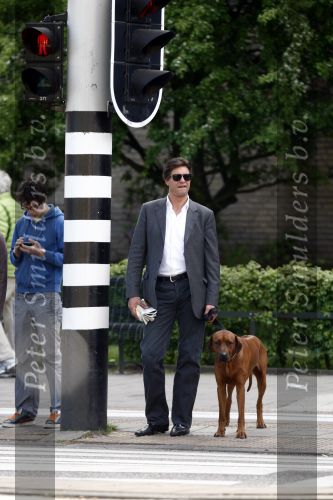 Amsterdam 22 april 2009
Edwin de Roy van Zuidewijn met zijn hond aan het wandelen en op terras bij Wildschut.
Peter Smulders bv