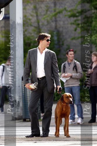 Amsterdam 22 april 2009
Edwin de Roy van Zuidewijn met zijn hond aan het wandelen en op terras bij Wildschut.
Peter Smulders bv