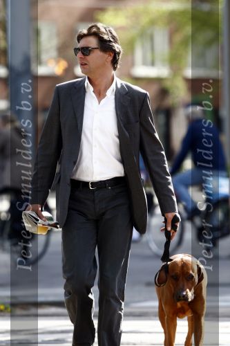 Amsterdam 22 april 2009
Edwin de Roy van Zuidewijn met zijn hond aan het wandelen en op terras bij Wildschut.
Peter Smulders bv