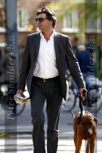 Amsterdam 22 april 2009
Edwin de Roy van Zuidewijn met zijn hond aan het wandelen en op terras bij Wildschut.
Peter Smulders bv