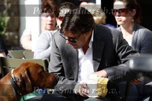 Amsterdam 22 april 2009
Edwin de Roy van Zuidewijn met zijn hond aan het wandelen en op terras bij Wildschut.
Peter Smulders bv