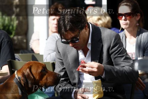 Amsterdam 22 april 2009
Edwin de Roy van Zuidewijn met zijn hond aan het wandelen en op terras bij Wildschut.
Peter Smulders bv