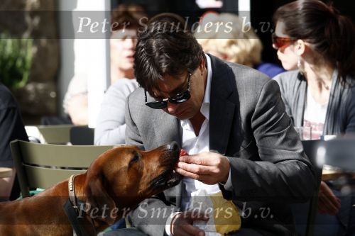 Amsterdam 22 april 2009
Edwin de Roy van Zuidewijn met zijn hond aan het wandelen en op terras bij Wildschut.
Peter Smulders bv