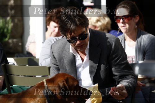 Amsterdam 22 april 2009
Edwin de Roy van Zuidewijn met zijn hond aan het wandelen en op terras bij Wildschut.
Peter Smulders bv