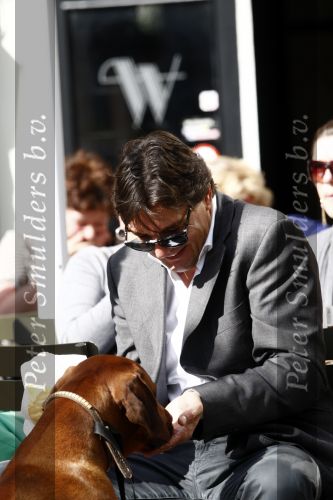 Amsterdam 22 april 2009
Edwin de Roy van Zuidewijn met zijn hond aan het wandelen en op terras bij Wildschut.
Peter Smulders bv