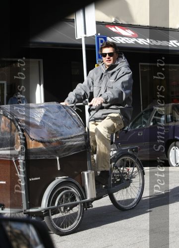 Amsterdam 24 maart 2009
Edwin de Roy v Zuydewijn op zijn bakfiets met daarin de
zijn hond.