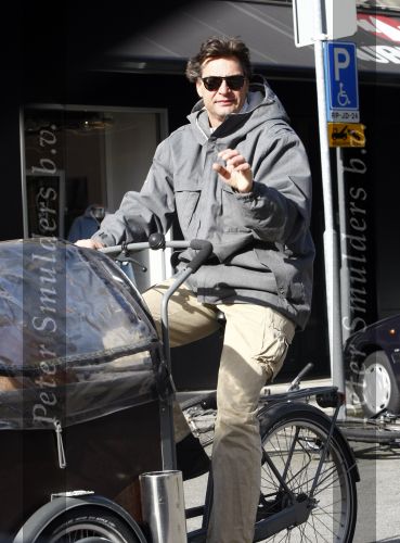 Amsterdam 24 maart 2009
Edwin de Roy v Zuydewijn op zijn bakfiets met daarin de
zijn hond.