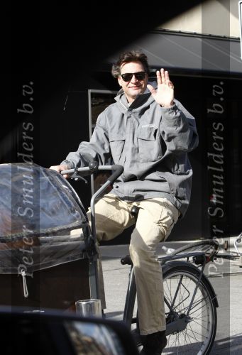 Amsterdam 24 maart 2009
Edwin de Roy v Zuydewijn op zijn bakfiets met daarin de
zijn hond.