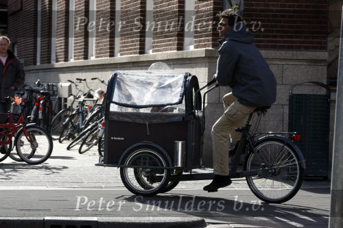 Amsterdam 24 maart 2009
Edwin de Roy v Zuydewijn op zijn bakfiets met daarin de
zijn hond.