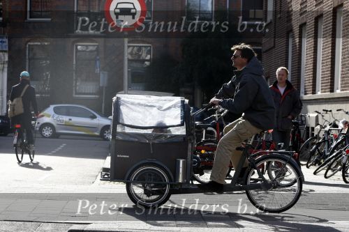Amsterdam 24 maart 2009
Edwin de Roy v Zuydewijn op zijn bakfiets met daarin de
zijn hond.