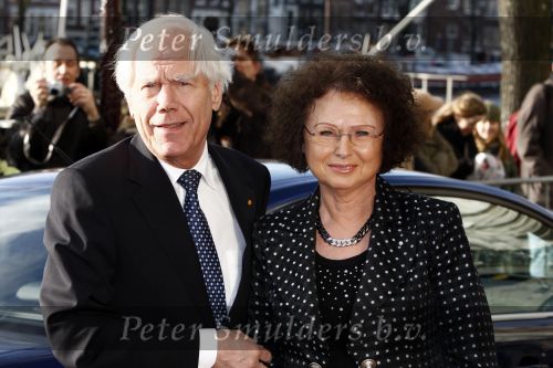 Amsterdam 1 februari 2008
Feest koningin Beatrix en Prinses Margriet voor hun 70e en 65e verjaardag in Carre. Eef Brouwer met vrouw