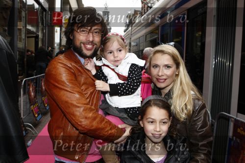 Amsterdam 4 april 2009
Premiere Limo in Tuschinski. Kaja Wolfers met Elle v Rijn en 2 kinderen
Peter Smulders bv