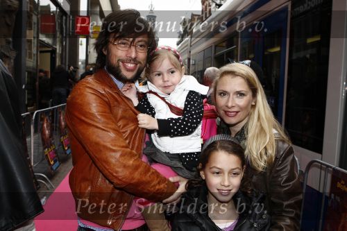 Amsterdam 4 april 2009
Premiere Limo in Tuschinski. Kaja Wolfers met Elle v Rijn en 2 kinderen
Peter Smulders bv