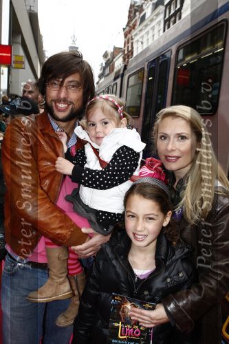 Amsterdam 4 april 2009
Premiere Limo in Tuschinski. Kaja Wolfers met Elle v Rijn en 2 kinderen
Peter Smulders bv