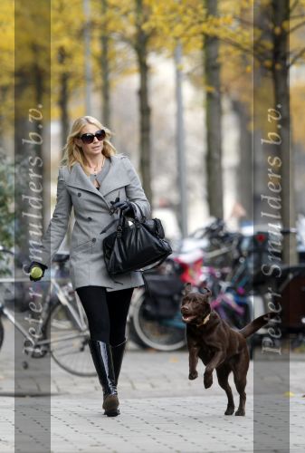 Amsterdam 22 november 2007
Ellemieke Vermolen met hond en grote zonnebril op straat.