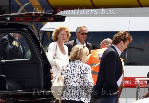 Faro 5 mei 2008
John de Mol jr en zijn vriendin Els met de ouders van John op vliegveld Faro.
John de Mol sr hand in hand met zijn vrouw.
Peter Smulders bv