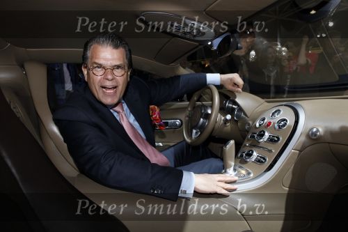 Amsterdam 5 april 2009
Emile Ratelband in Bugatti Vayron van 2.4 miljoen euro op de auto rai.
Peter Smulders bv