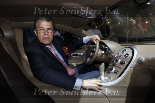 Amsterdam 5 april 2009
Emile Ratelband in Bugatti Vayron van 2.4 miljoen euro op de auto rai.
Peter Smulders bv