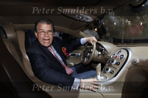 Amsterdam 5 april 2009
Emile Ratelband in Bugatti Vayron van 2.4 miljoen euro op de auto rai.
Peter Smulders bv