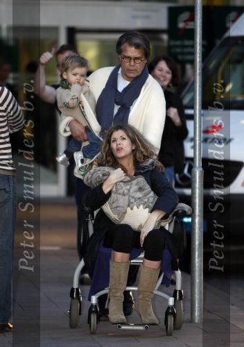 Arnhem 13 maart 2009
Emile Ratelband met zijn dochter Royce bij het ziekenhuis Rijnstate om zijn vrouw Moon en baby Emile Junior op te halen.
Peter Smulders bv