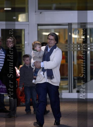 Arnhem 13 maart 2009
Emile Ratelband met zijn dochter Royce bij het ziekenhuis Rijnstate om zijn vrouw Moon en baby Emile Junior op te halen.
Peter Smulders bv