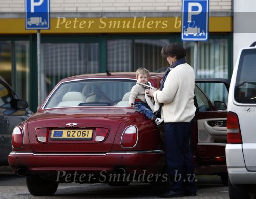 Arnhem 13 maart 2009
Emile Ratelband met zijn dochter Royce bij het ziekenhuis Rijnstate om zijn vrouw Moon en baby Emile Junior op te halen.
Peter Smulders bv