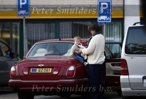 Arnhem 13 maart 2009
Emile Ratelband met zijn dochter Royce bij het ziekenhuis Rijnstate om zijn vrouw Moon en baby Emile Junior op te halen.
Peter Smulders bv