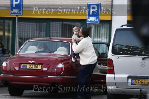 Arnhem 13 maart 2009
Emile Ratelband met zijn dochter Royce bij het ziekenhuis Rijnstate om zijn vrouw Moon en baby Emile Junior op te halen.
Peter Smulders bv