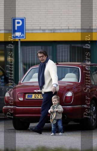 Arnhem 13 maart 2009
Emile Ratelband met zijn dochter Royce bij het ziekenhuis Rijnstate om zijn vrouw Moon en baby Emile Junior op te halen.
Peter Smulders bv