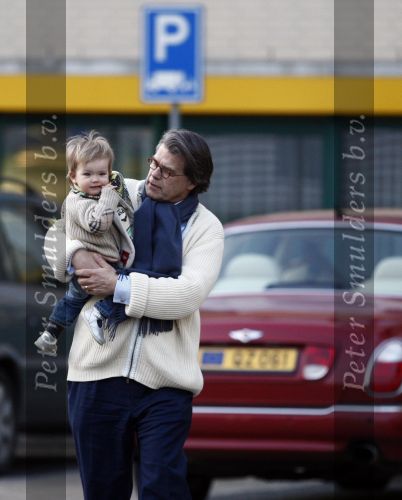 Arnhem 13 maart 2009
Emile Ratelband met zijn dochter Royce bij het ziekenhuis Rijnstate om zijn vrouw Moon en baby Emile Junior op te halen.
Peter Smulders bv