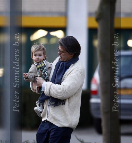 Arnhem 13 maart 2009
Emile Ratelband met zijn dochter Royce bij het ziekenhuis Rijnstate om zijn vrouw Moon en baby Emile Junior op te halen.
Peter Smulders bv