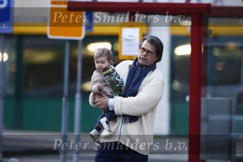 Arnhem 13 maart 2009
Emile Ratelband met zijn dochter Royce bij het ziekenhuis Rijnstate om zijn vrouw Moon en baby Emile Junior op te halen.
Peter Smulders bv
