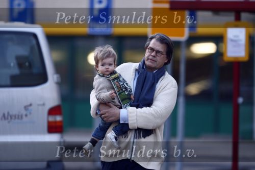 Arnhem 13 maart 2009
Emile Ratelband met zijn dochter Royce bij het ziekenhuis Rijnstate om zijn vrouw Moon en baby Emile Junior op te halen.
Peter Smulders bv