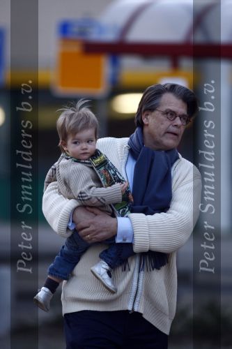 Arnhem 13 maart 2009
Emile Ratelband met zijn dochter Royce bij het ziekenhuis Rijnstate om zijn vrouw Moon en baby Emile Junior op te halen.
Peter Smulders bv