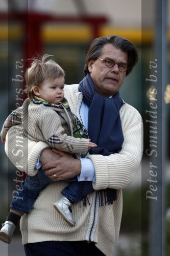 Arnhem 13 maart 2009
Emile Ratelband met zijn dochter Royce bij het ziekenhuis Rijnstate om zijn vrouw Moon en baby Emile Junior op te halen.
Peter Smulders bv