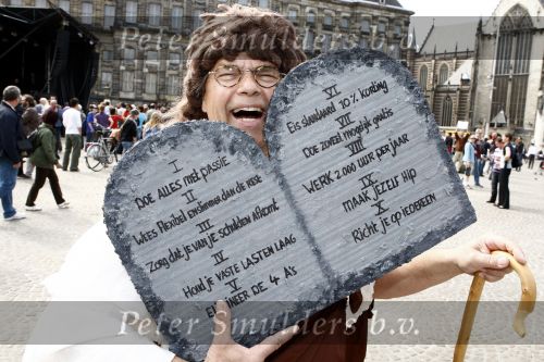 Amsterdam 13 mei 2009
Emile Ratelband als mozes op de dam in amsterdam.
Hij geeft tips om de kredietcrisis te verhelpen.
Peter Smulders bv