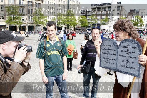 Amsterdam 13 mei 2009
Emile Ratelband als mozes op de dam in amsterdam.
Hij geeft tips om de kredietcrisis te verhelpen.
Peter Smulders bv