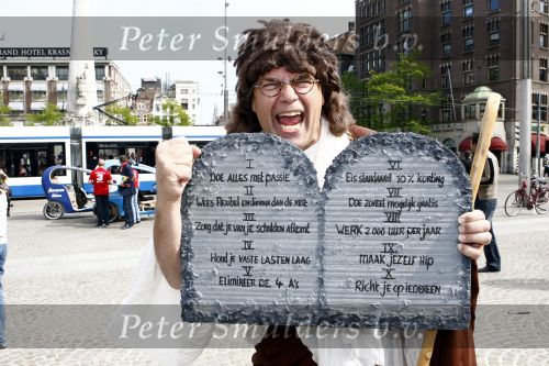 Amsterdam 13 mei 2009
Emile Ratelband als mozes op de dam in amsterdam.
Hij geeft tips om de kredietcrisis te verhelpen.
Peter Smulders bv