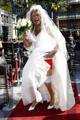 Amsterdam 14 september 2008
Emile Ratelband in een trouwjurk tijdens modeshow voorr het goede doel .