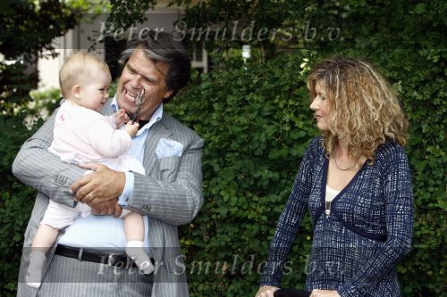 Oosterbeek 25 juni 2008
Emile Ratelband en zijn ex vrouw Moon bij het huwelijk van Rob de Nijs en Henriette.
Hun dochter Royce is er ook bij.