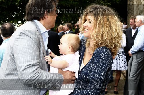 Oosterbeek 25 juni 2008
Emile Ratelband en zijn ex vrouw Moon bij het huwelijk van Rob de Nijs en Henriette.
Hun dochter Royce is er ook bij.