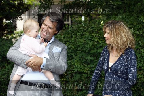Oosterbeek 25 juni 2008
Emile Ratelband en zijn ex vrouw Moon bij het huwelijk van Rob de Nijs en Henriette.
Hun dochter Royce is er ook bij.