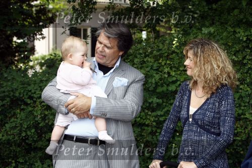 Oosterbeek 25 juni 2008
Emile Ratelband en zijn ex vrouw Moon bij het huwelijk van Rob de Nijs en Henriette.
Hun dochter Royce is er ook bij.