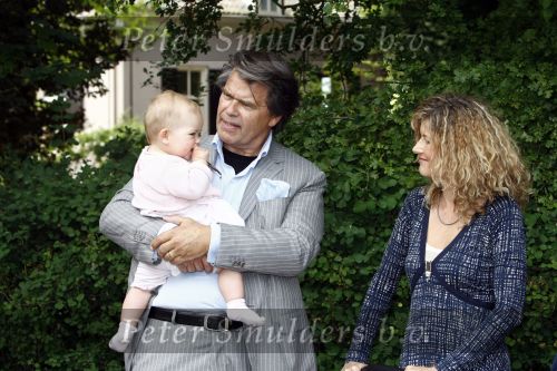 Oosterbeek 25 juni 2008
Emile Ratelband en zijn ex vrouw Moon bij het huwelijk van Rob de Nijs en Henriette.
Hun dochter Royce is er ook bij.
