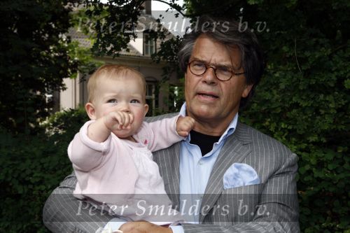 Oosterbeek 25 juni 2008
Emile Ratelband en zijn ex vrouw Moon bij het huwelijk van Rob de Nijs en Henriette.
Hun dochter Royce is er ook bij.