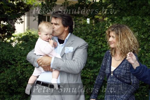 Oosterbeek 25 juni 2008
Emile Ratelband en zijn ex vrouw Moon bij het huwelijk van Rob de Nijs en Henriette.
Hun dochter Royce is er ook bij.
