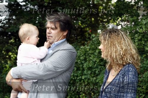 Oosterbeek 25 juni 2008
Emile Ratelband en zijn ex vrouw Moon bij het huwelijk van Rob de Nijs en Henriette.
Hun dochter Royce is er ook bij.