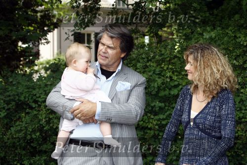 Oosterbeek 25 juni 2008
Emile Ratelband en zijn ex vrouw Moon bij het huwelijk van Rob de Nijs en Henriette.
Hun dochter Royce is er ook bij.